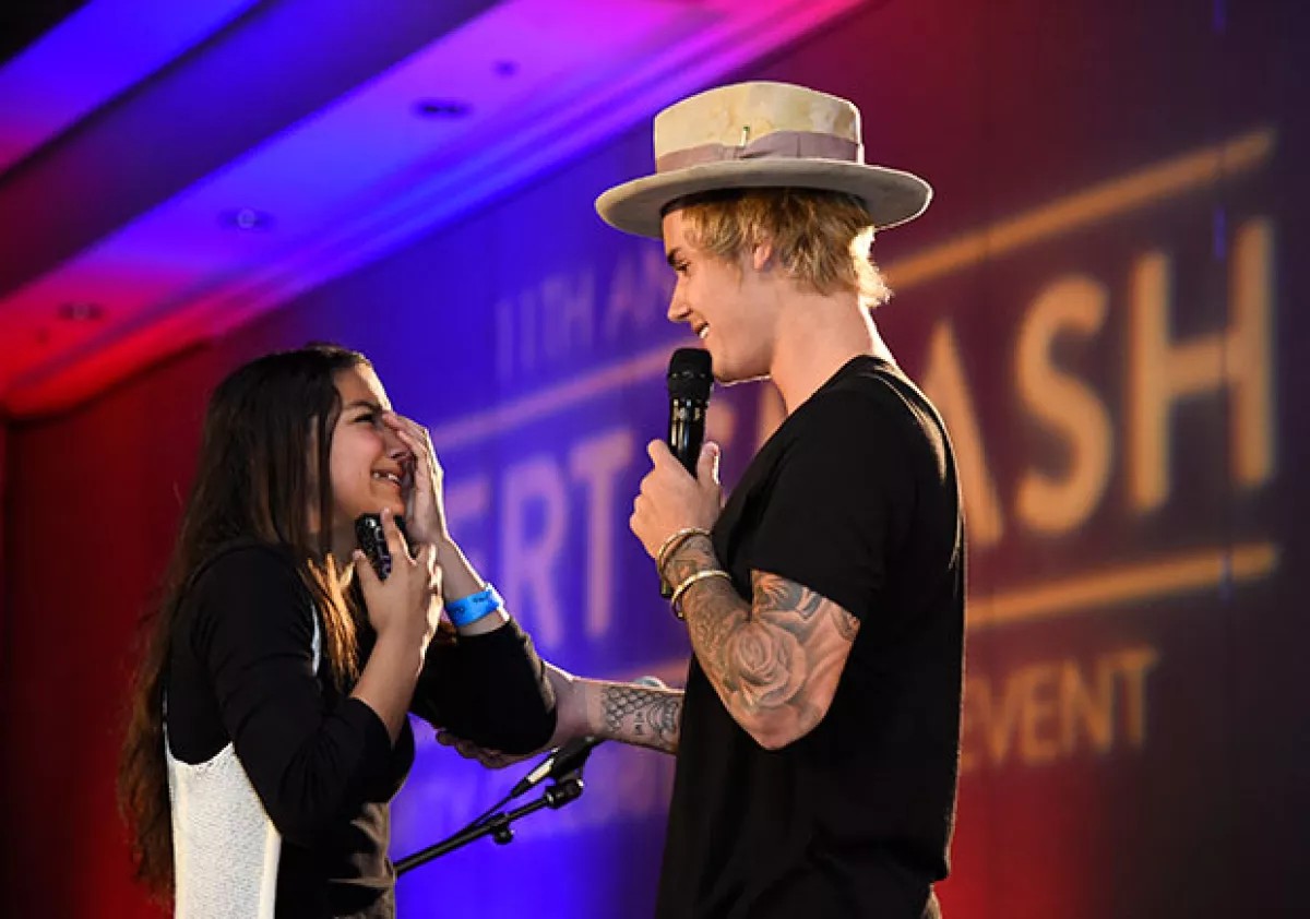 Justin invitó a una fan a subirse al escenario.