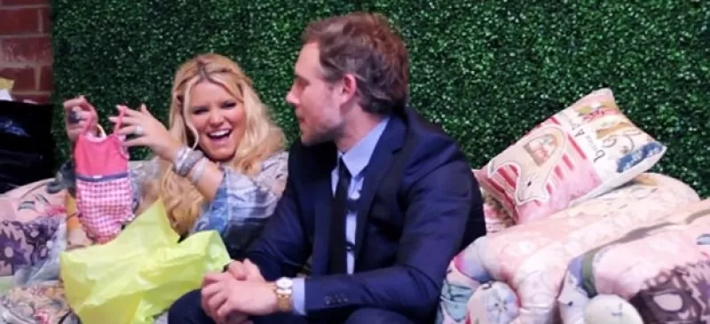 La cantante está a días de dar a luz y el pasado fin de semana celebró su última fiesta en compañía de 50 invitados, entre los que se encontraba Jessica Alba y su hermana Ashlee.