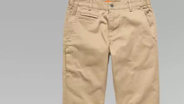 Los pantalones chinos de algodón y en colores claros son la prenda fundamental por su versatilidad para combinarse con tonos oscuros y sacos.