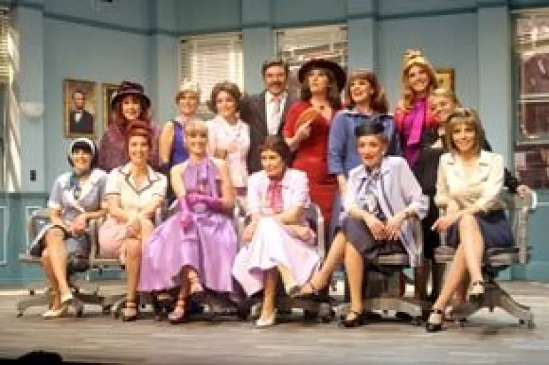 Ovacionan a Irán Castillo, Raquel Olmedo, Yolanda Mérida, Erika Buenfil, Laura Zapata, Leticia Calderón, Gabriela Murray, Nora Salinas, Azela Robinson, Marimar Vega, Cecilia Gabriela y Laura Luz.