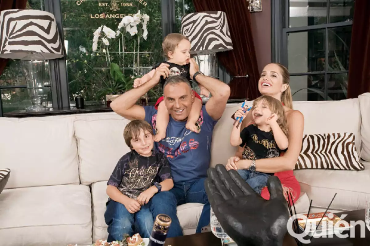 Christian Audigier y su esposa Ira, posan con sus hijos Dylan, Roco y Vito.