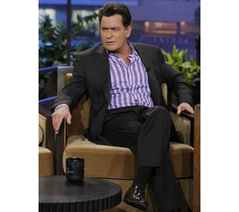 Un día después del programa Sheen contestó a Ashton, primero pidiéndole perdón irónicamente, y luego amenazándolo con mandarlo al hospital si volvía a callarlo.