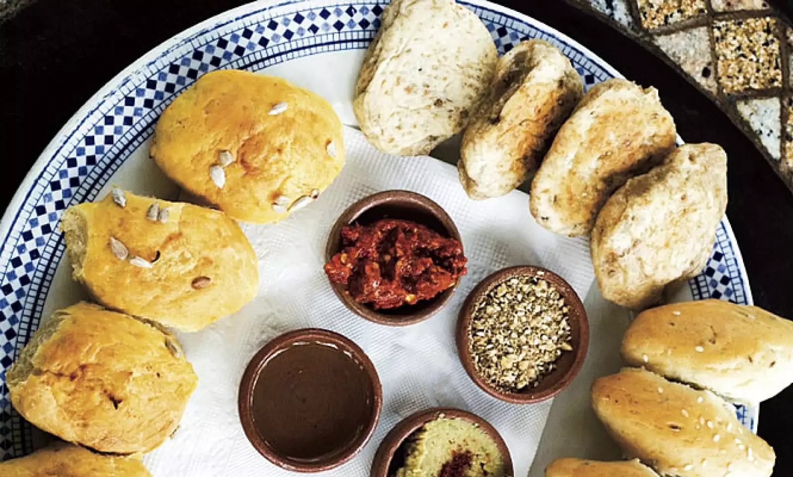 Panes, humos, chile y otros ingredientes llenan las mesas de los muchos lugares para comer.