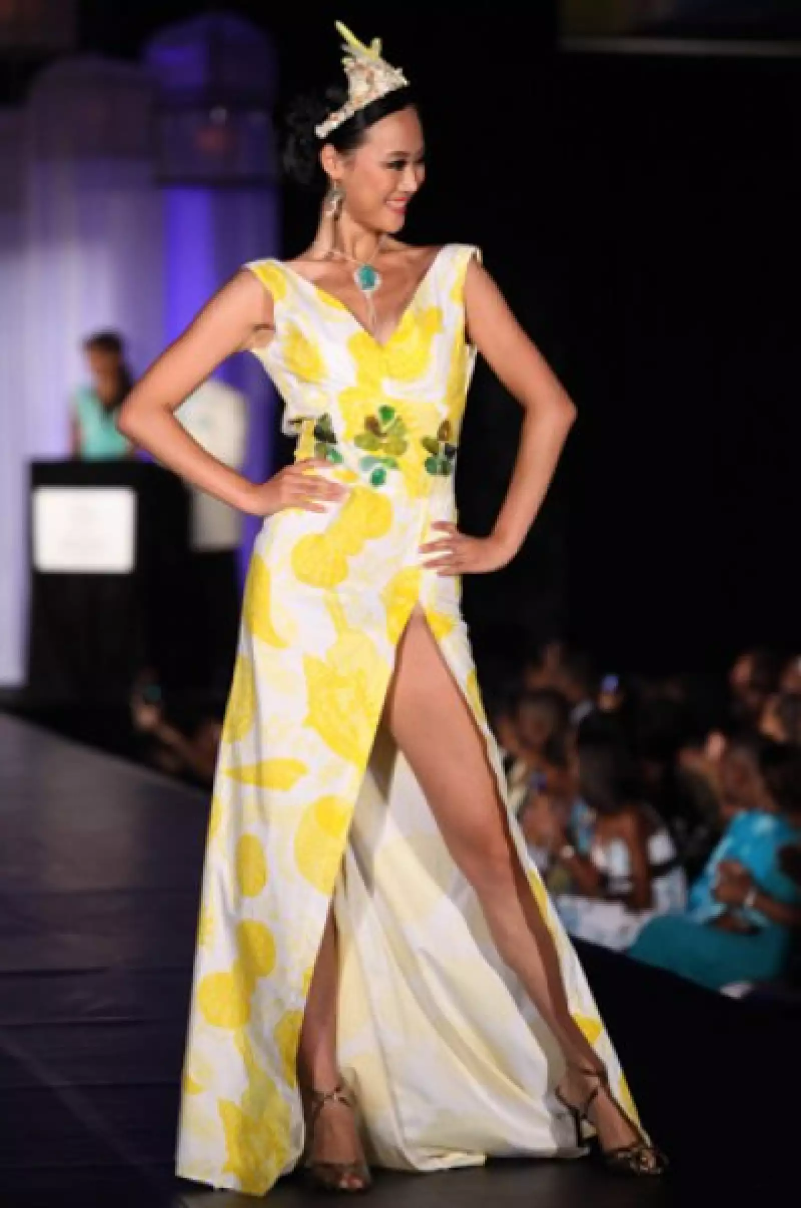 Jingyao Wang, de China, presumió pierna con este vestido largo amarillo con una gran apertura. Ella eligió una pequeña corona para complementar su vestuario.