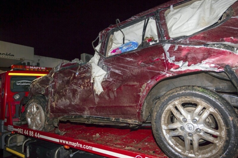 Así quedo el auto en el que viajaba el torero junto con su familia.