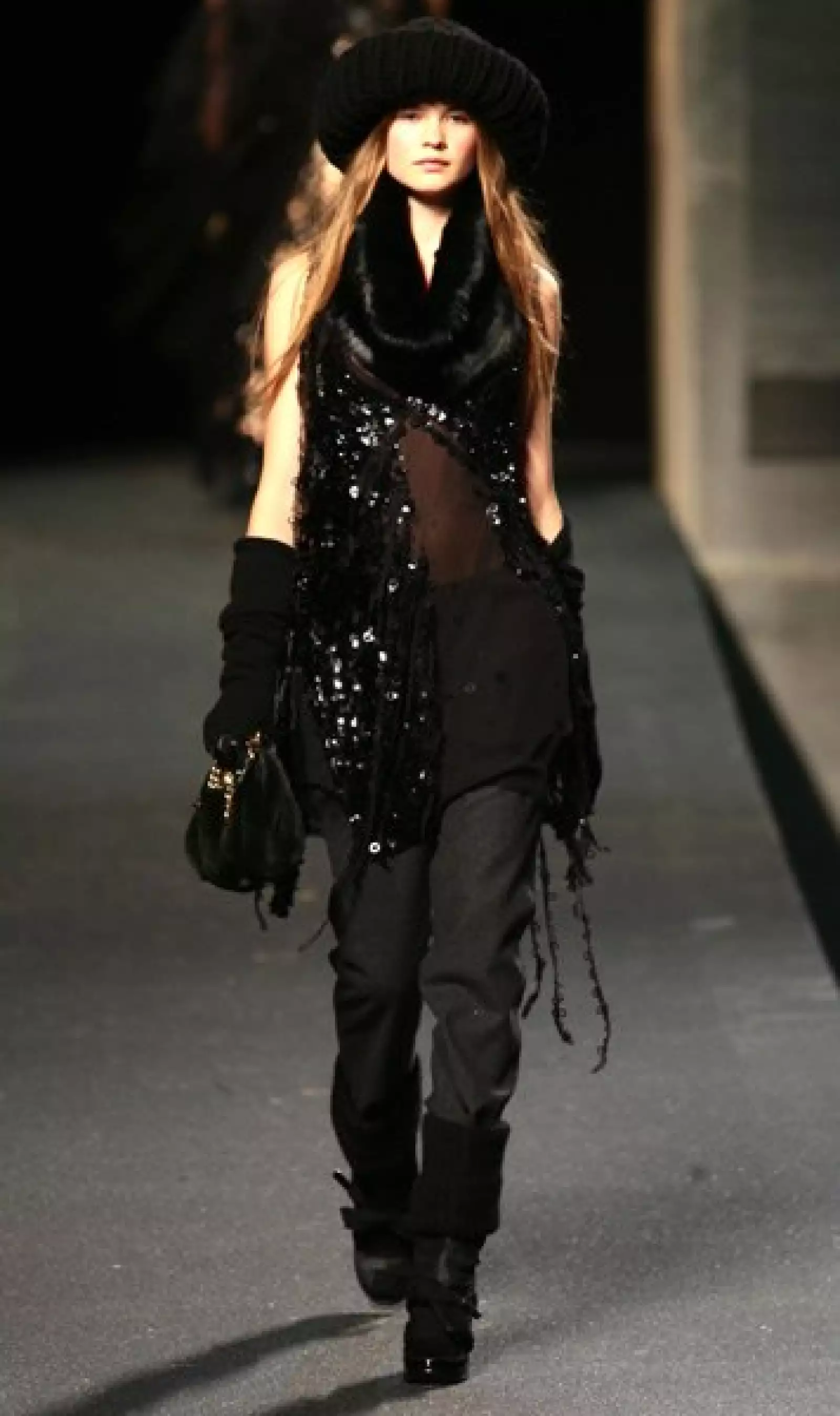 Marc Jacobs demuestra que el negro es muy versátil si sabes mezclar los materiales adecuados para que luzca elegante y moderno a la vez.