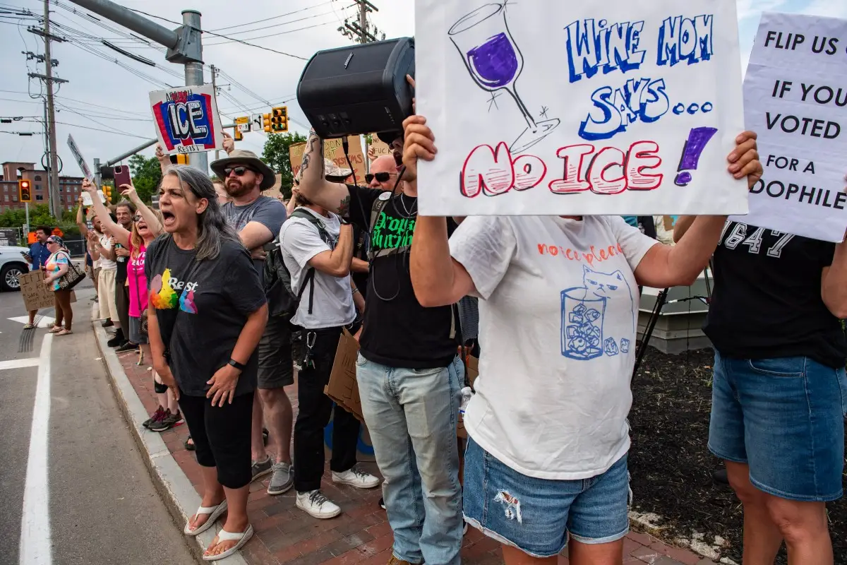 Los manifestantes protestan contra el ICE durante una vigilia pacífica en honor a un hombre colombiano de 26 años que recibió un disparo fatal durante una operación de Inmigración y Control de Aduanas (ICE) en Biddeford, Maine, el 13 de julio de 2026.