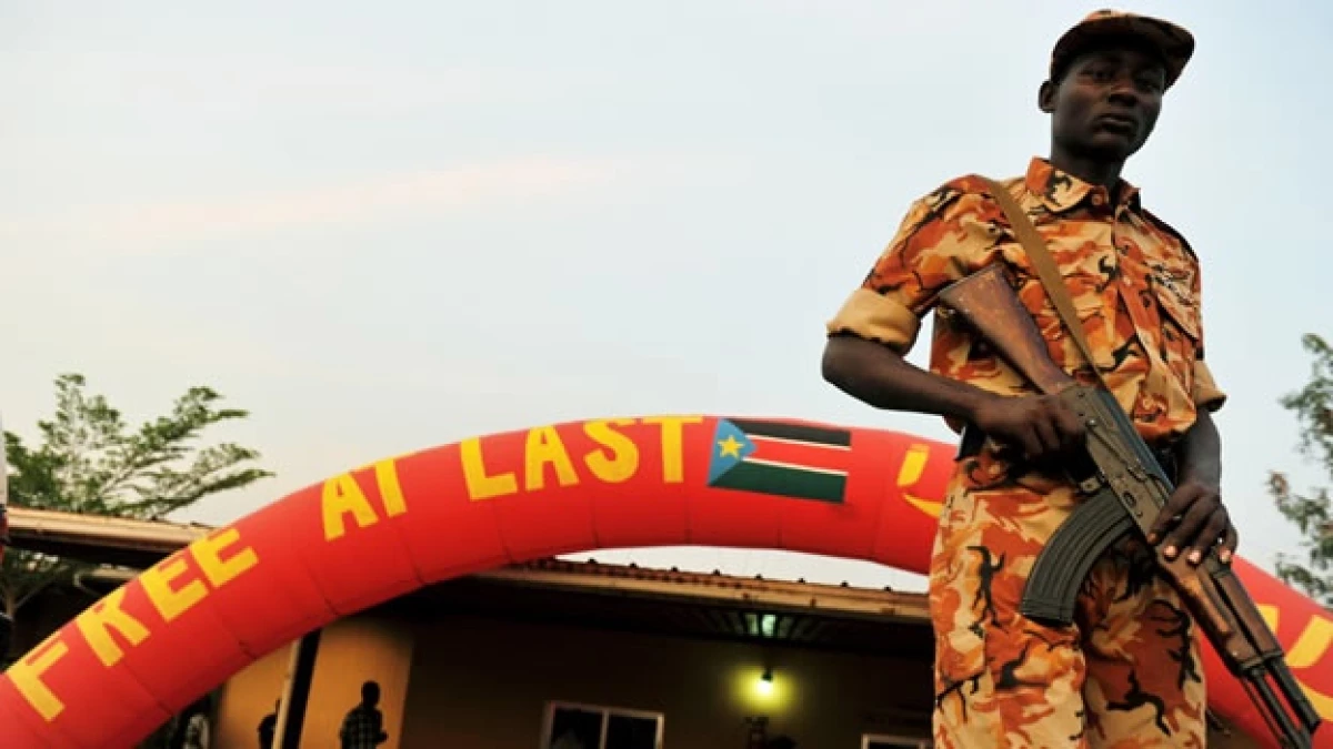 soldado vigila centro cultran en Sudan