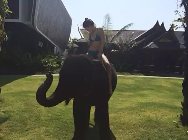 Kylie disfrutando del clima en bikini y a bordo de este tierno elefante.