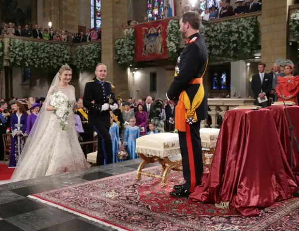 Los novios intercambiaban nerviosas miradas.