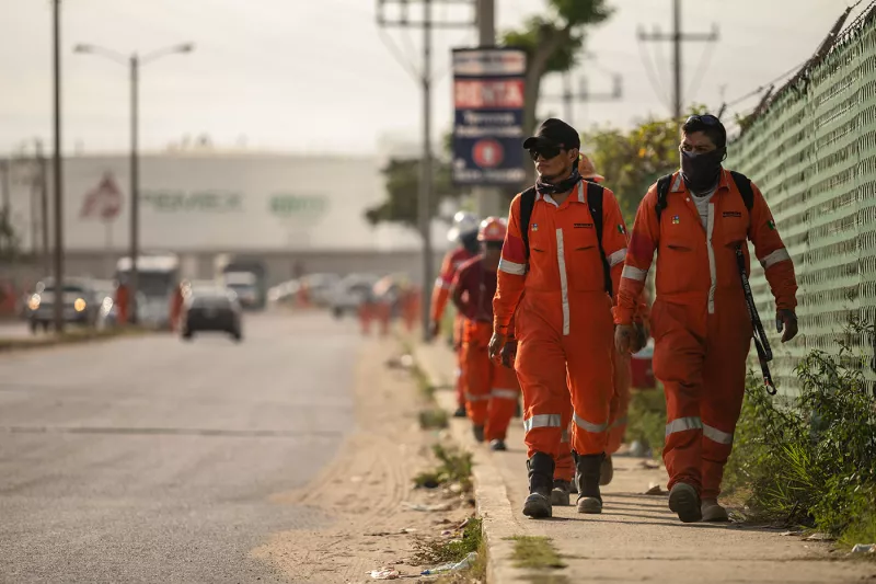 La petrolera suma una deuda de 105,000 millones de dólares.