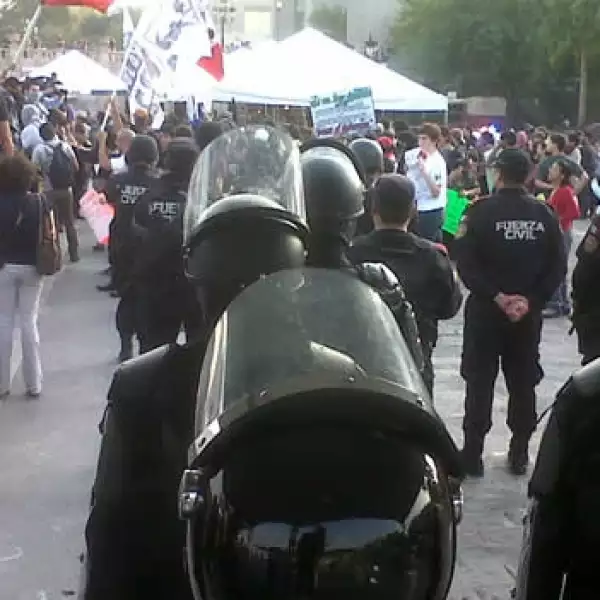 policias granaderos en marcha de yosoy132
