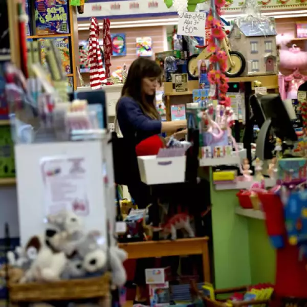 Jennifer Garner en una tienda de juguetes, ¿habrá estado planeando la próxima visita de Santa Claus a sus hijos?