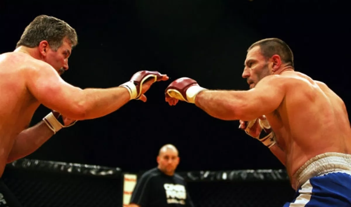 Legeno (derecha) fue competidor de artes marciales mixtas.