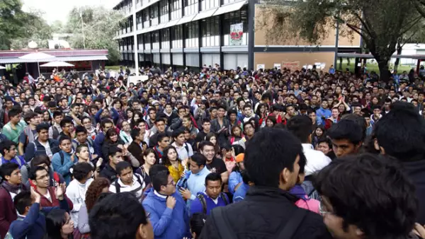 Cientos de estudiantes del IPN Zacatenco de cuatro escuelas nacionales de la institución realizan una asamblea para decidir si mantienen el paro de labores en rechazo a las  nuevas medidas del IPN.