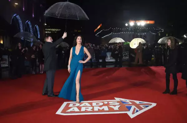 La actriz lució despampanante en la premiere mundial de Dad's Army con un arriesgado vestido.