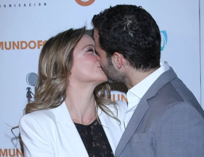 Ayer durante la presentación de la nueva serie, "Dos Lunas", de su amiga Bárbara Mori, la feliz pareja no dudó en demostrar su creciente amor y confesar que quieren agrandar la familia.
