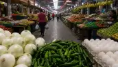 Pasillo de un mercado donde hay cebolla, chile, huevo, plátanos y limones.jpg