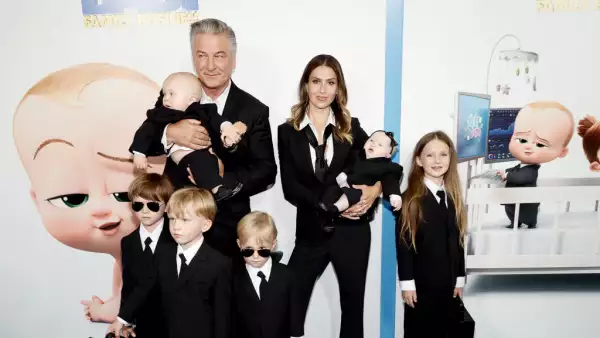 foto de Alec e Hilaria Baldwin acompañados por sus seis hijos de menos de 10 años en el estreno de la película The Boss Baby en junio de 2021.