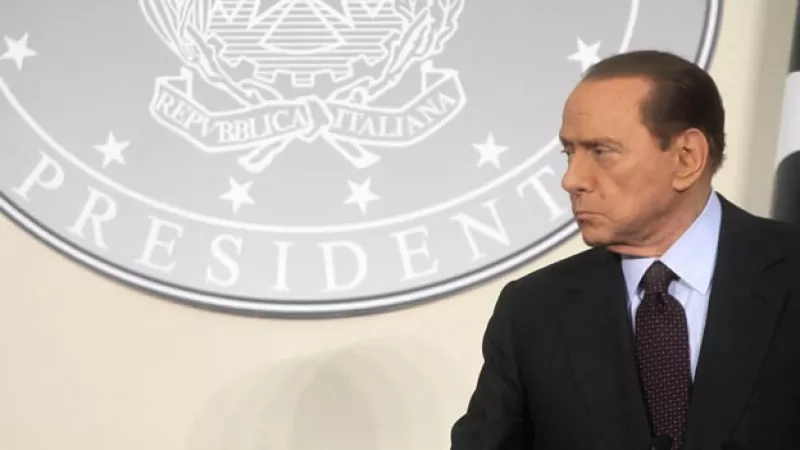 Berlusconi escucha un discurso