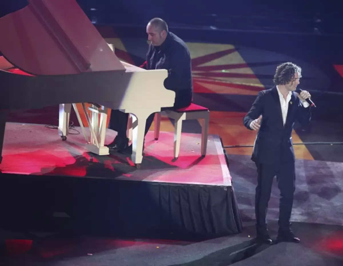 La interpretación a dueto de Bisbal y Syntek cautivó al público.