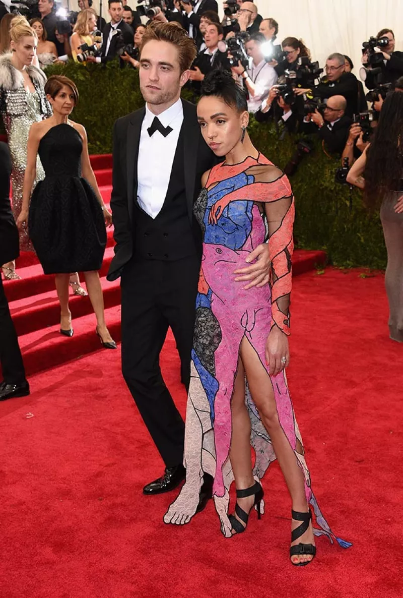 De acuerdo con E News! la pieza de joyería que el actor entregó a FKA Twigs tiene un valor aproximado de 150 mil dólares.