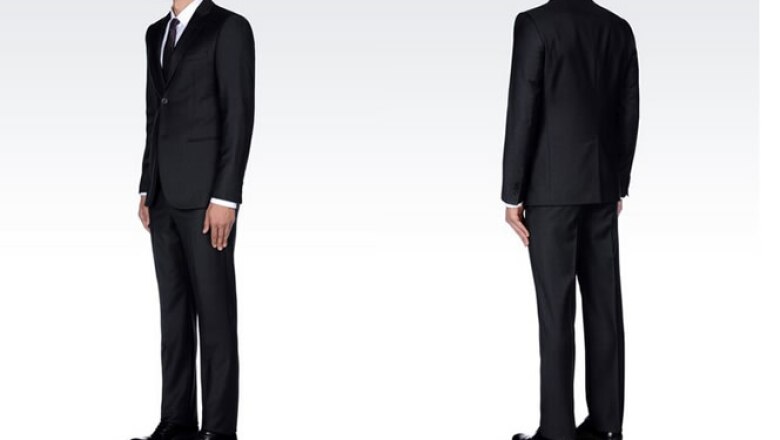 El código de indumentaria sugiere sacos de dos botones y si prefieres puedes elegir un tono gris oscuro.