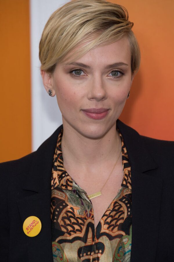 Scarlett se aplica sidra avinagrado para mantener radiante su piel.