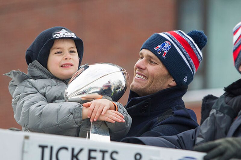 Padre e hijo se mostraron felices durante el desfile del equipo por las calles de Boston. Ahí, el pequeño de cinco años se robó la atención de todos con su sonrisa.