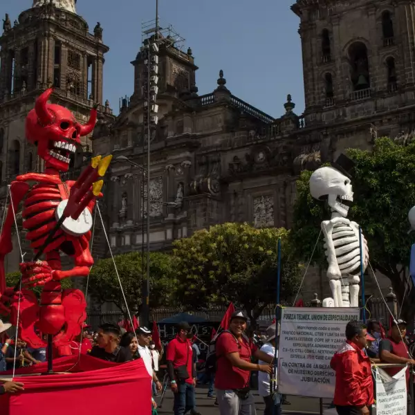 Integrantes del Sindicato de Telefonistas de la República Mexicana (STRM) durante la marcha del Día del Trabajo en el Zócalo.