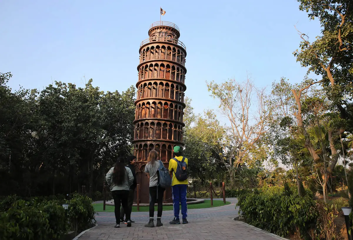 Torre de Pisa en chatarra