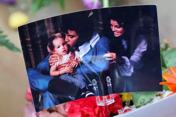 Así fue la emotiva despedida de Riley Keough en el funeral de su mamá Lisa Marie Presley