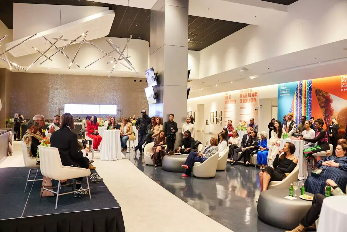 el príncipe Harry y Meghan Markle en la exhibición de la Colección Kinsey en Los Ángeles