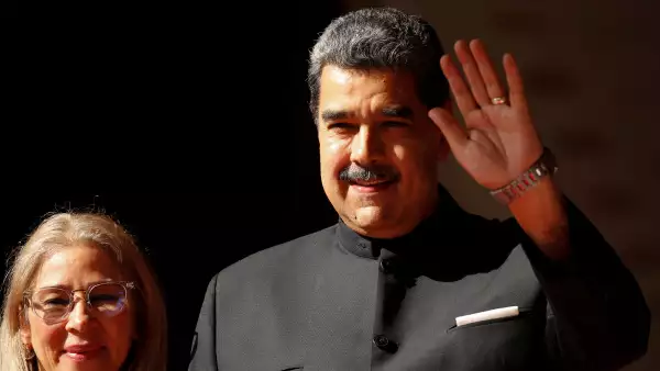 El presidente de Venezuela, Nicolás Maduro, saluda junto a su esposa Cilia Flores después de reunirse con el ministro de Relaciones Exteriores de Rusia, Sergei Lavrov, en Caracas, Venezuela, el 20 de febrero de 2024.