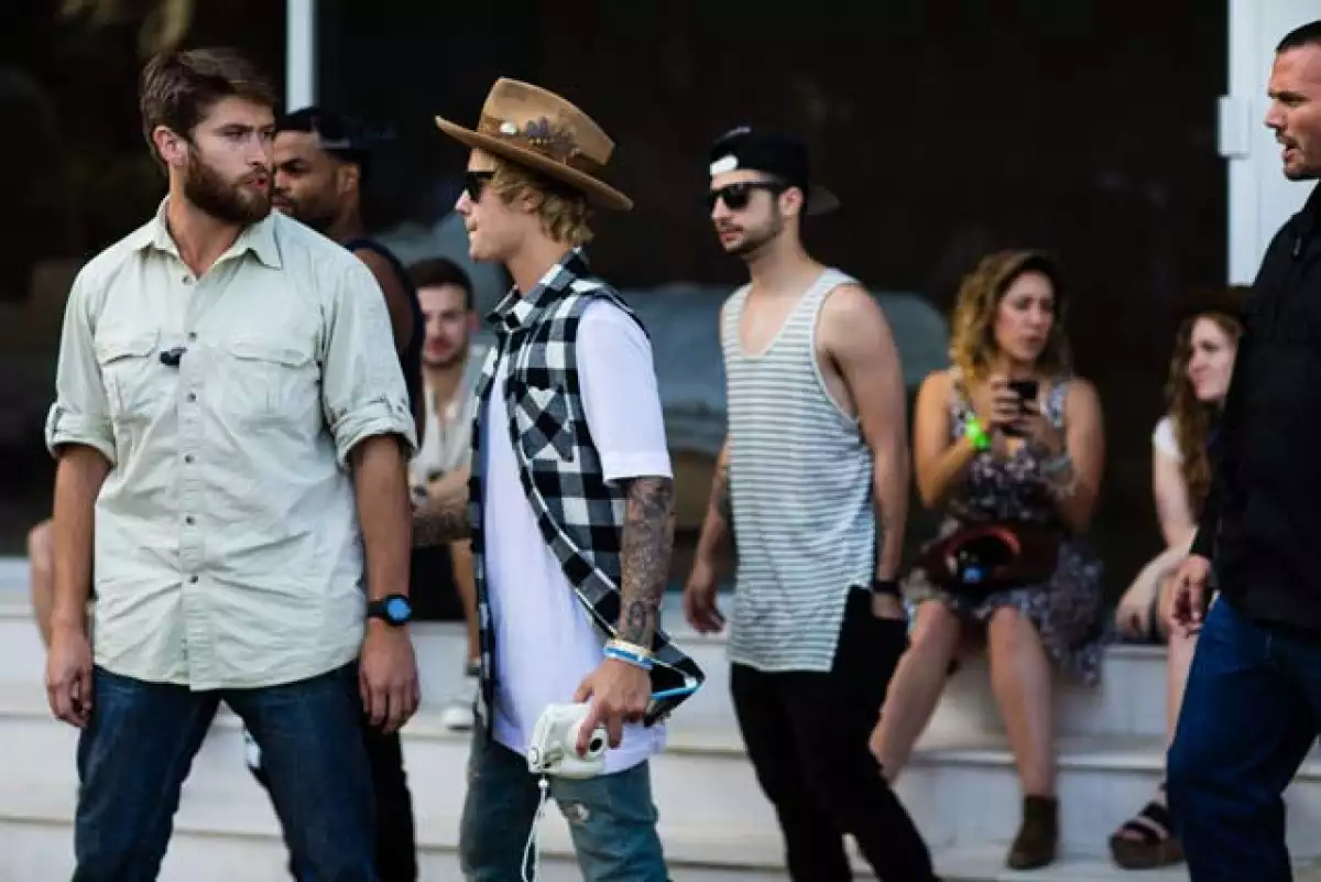 De acuerdo con TMZ, el personal de seguridad del festival se habría visto obligado a contener al cantante utilizando una llave de estrangulamiento después de que intentara entrar en el recinto.