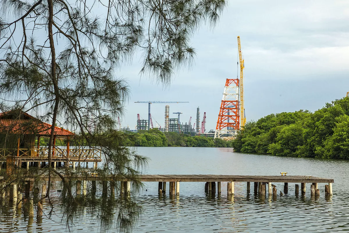 La fecha de la inauguración de la refinería Dos Bocas está cerca, pero su construcción para operar aún no termina. 