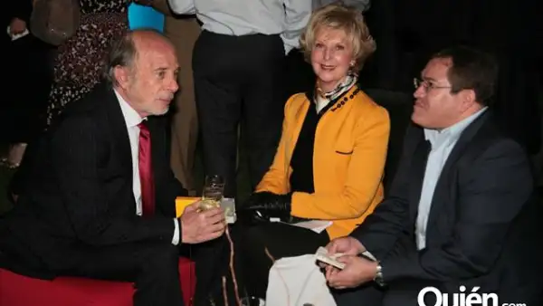 Marco Beteta entrega reconocimientos a los mejores Restaurantes
