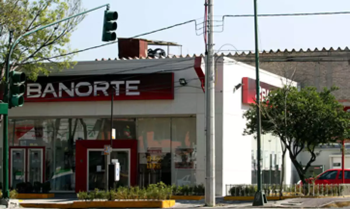 Tras la operación, el capital social ordinario de Banorte quedará integrado por 7,891 millones 688,376.40 pesos. (Foto: Notimex)