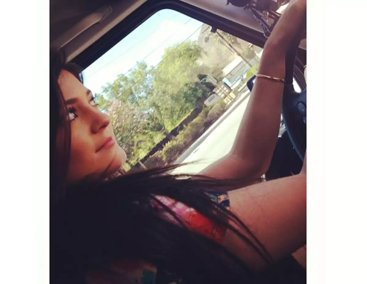 Kylie Jenner conduciendo por Los Ángeles.
