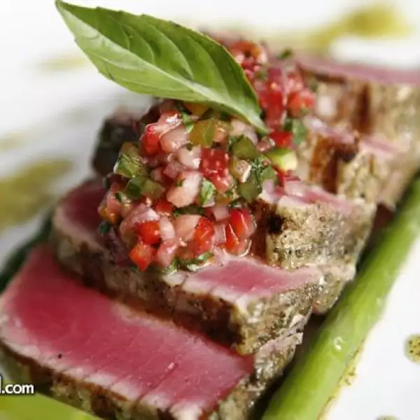 Atún a la parrilla con salsa de pico de gallo y fresas