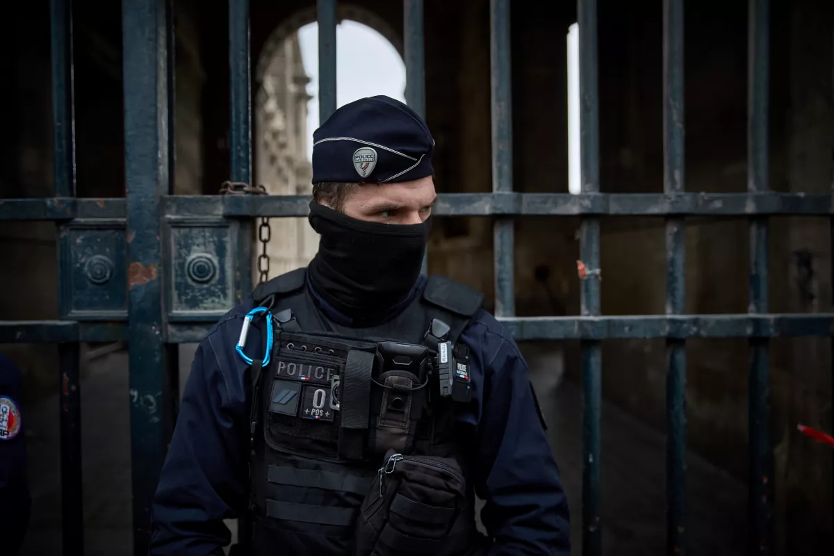 Louvre Closes After Jewellery Heist