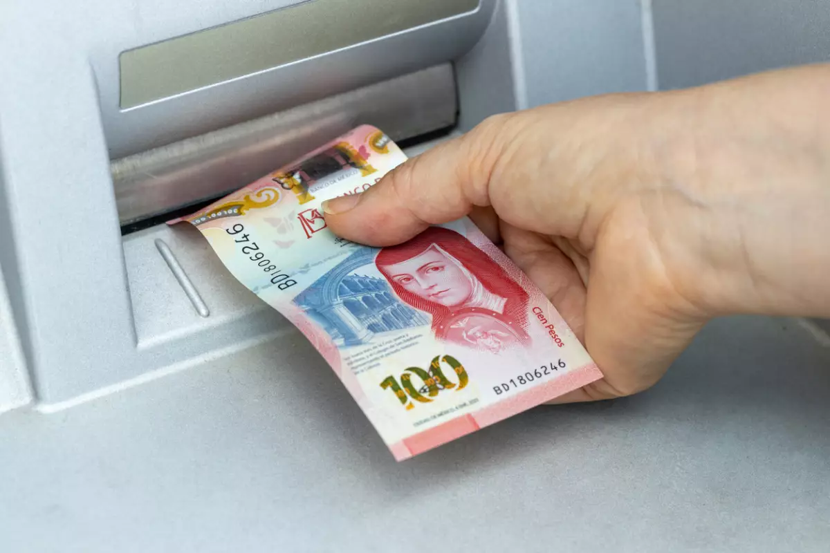 ¿Puede el SAT congelar tus cuentas bancarias? Spoiler: sí puede
