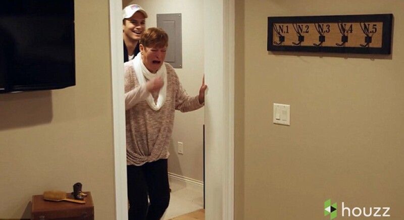La mamá del actor no pudo ocultar su emoción tras ver la transformación de su casa en Iowa.
