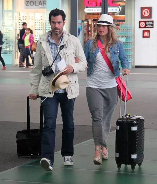 La actriz ha sido captada en dos ocasiones luciendo similares outfits en el aeropuerto: falda larga, t-shirt blanca, chaqueta denim y un panama hat son su combinación predilecta.