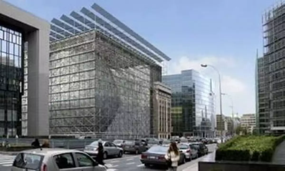 El presidente del Consejo Europeo, Herman Van Rompuy, entregó un folleto satinado que ilustraba la onerosa remodelación del edificio, que se llamara “Europa. (Foto: Reuters)