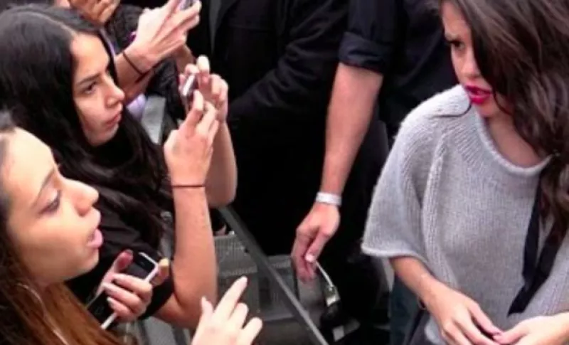 A su paso por París, la cantante se topó con la fanática que le había robado sus lentes de sol y la enfrentó haciéndole una cara de molestia y llamándola "inmadura".