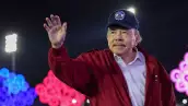 Este folleto publicado por el gobierno de Nicaragua a través del medio de noticias oficial El 19 Digital muestra al presidente de Nicaragua, Daniel Ortega, saludando durante un evento para conmemorar el 47 aniversario de la Revolución de Nicaragua en Managua, el 19 de julio de 2026.