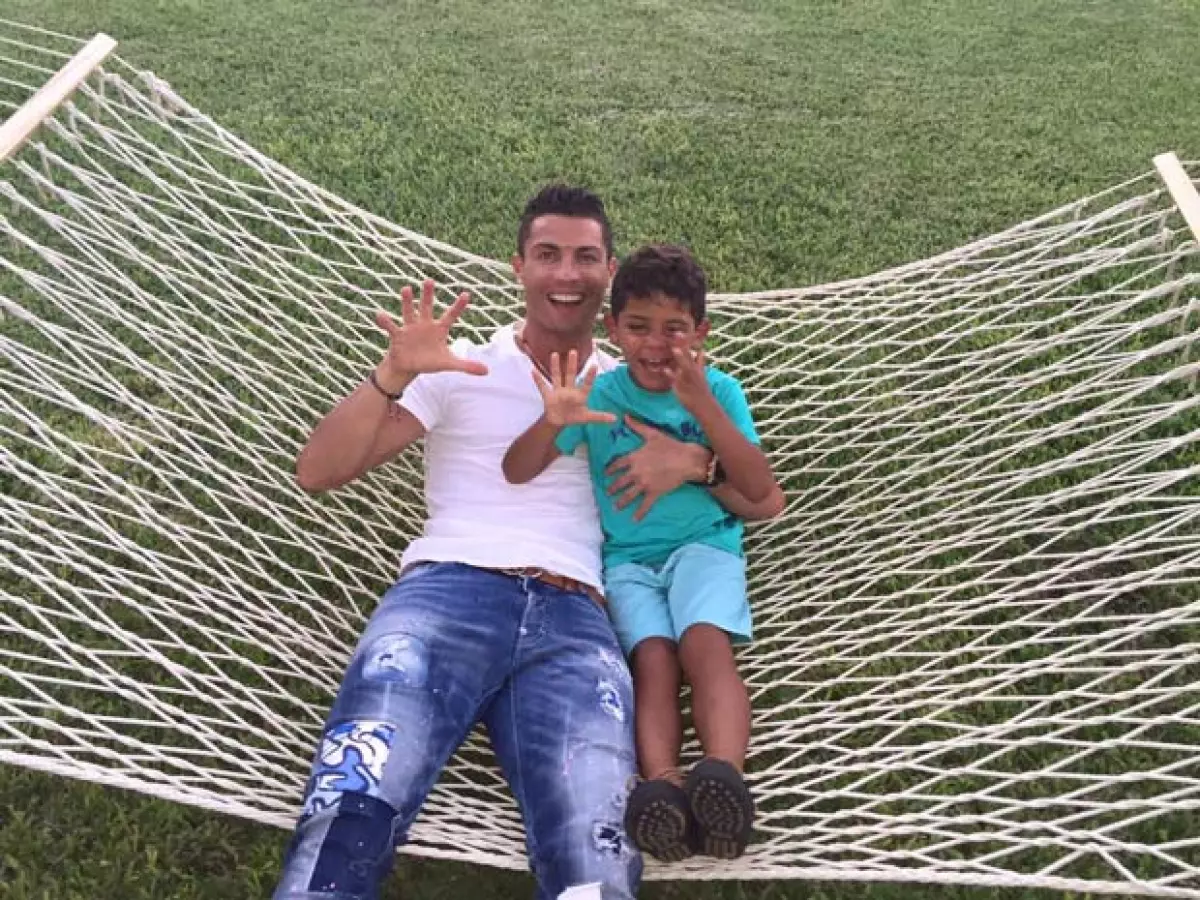 Tras su viaje por Saint-Tropez, el futbolista decidió regresar a su hogar para pasar tiempo con su hijo, quien cumplió cinco años y fue celebrado en grande.