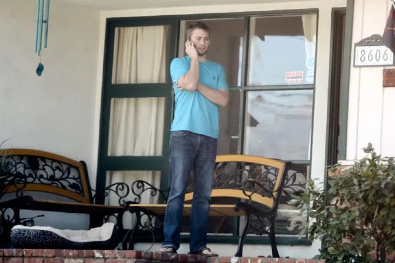 El padre y los hermanos del actor junto a otros miembros de la familia fueron vistos en la dura tarea de recuperar sus cosas.