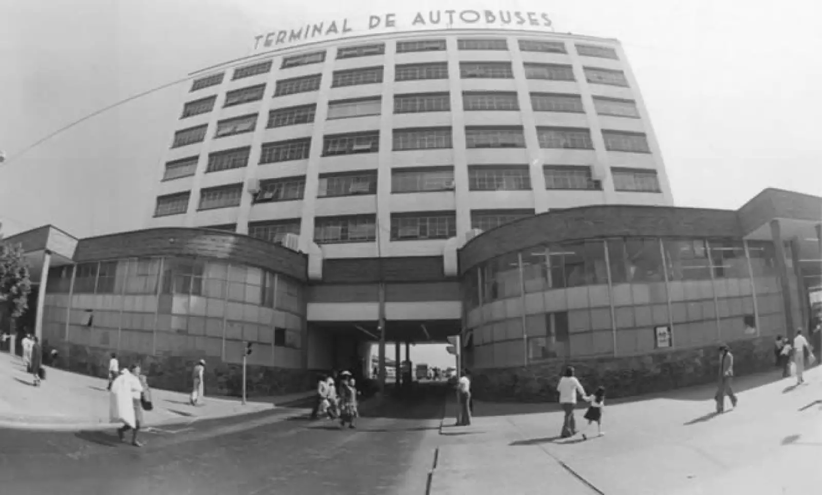 Los autobuses llegaron a México para cubrir las rutas que le pertenecieron durante 50 años al ferrocarril. Guadalajara, Jalisco es la sede de la primera terminal de autobuses en el país.